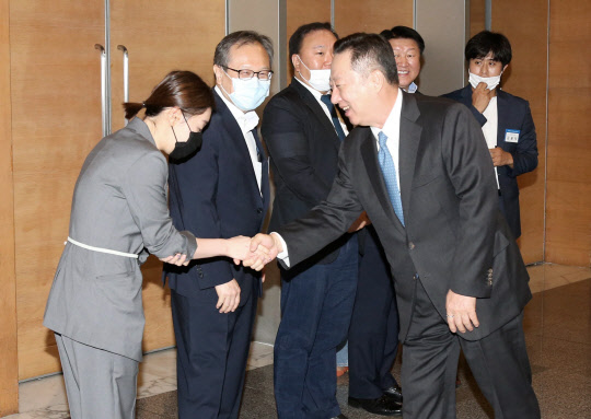 박용만(맨 앞 오른쪽) 대한상공회의소 회장이 25일 서울 세종대로 상의회관에서 열린 '산업융합 샌드박스 심의위원회'를 앞두고 면접 대기 중인 기업대표들을 만나 격려를 하고 있다. <대한상공회의소 제공>